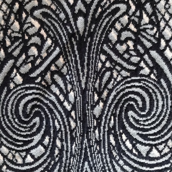 Beautiful soft sweater dress by BCBG Maxazria - Picture 7 of 10